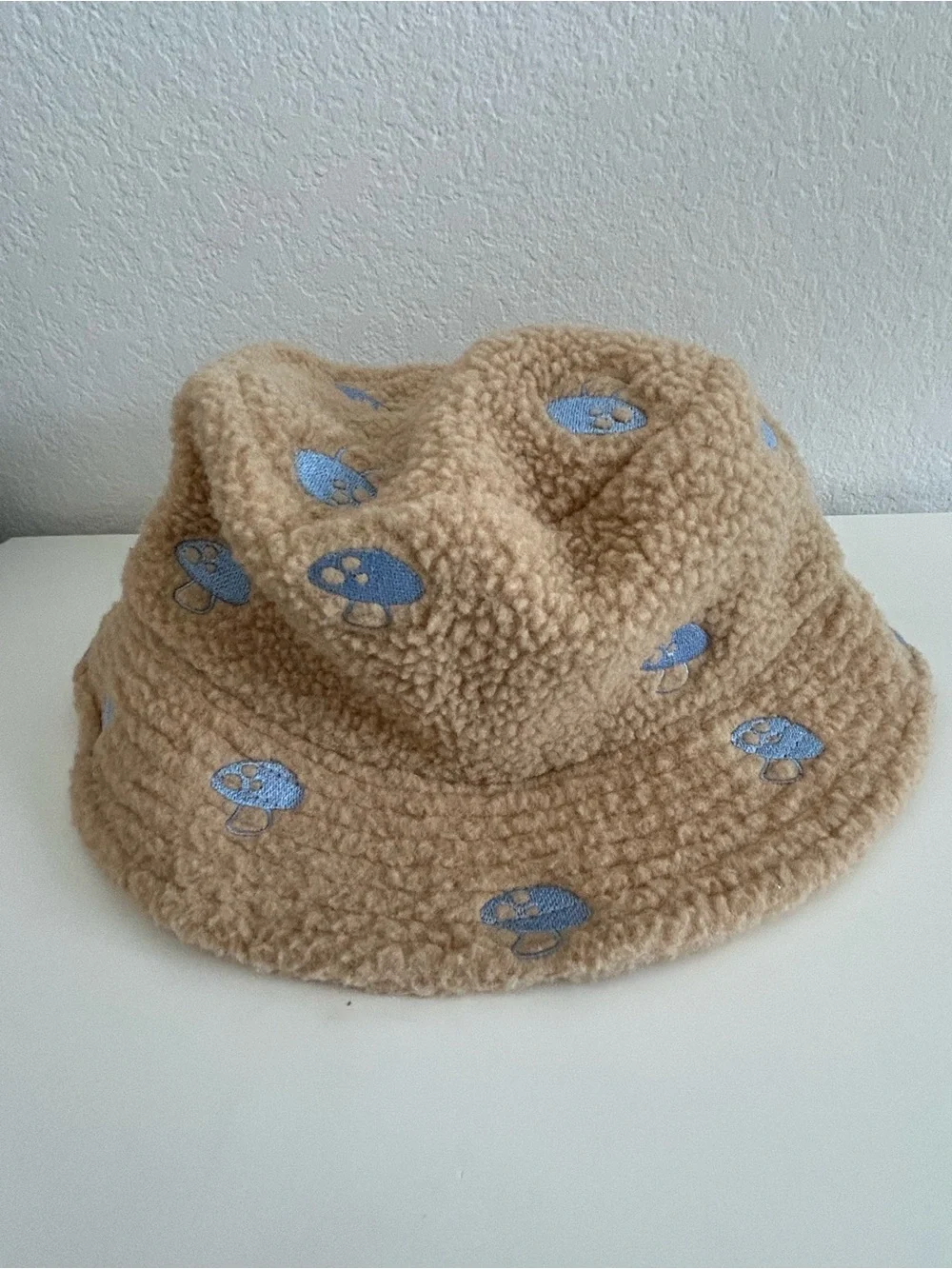 David and Young Beige Sherpa Bucket Hat w Blue Mushroom Embroidery Y2K 90s, OS